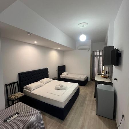 Hotel Vila Flowers Vlore Room photo