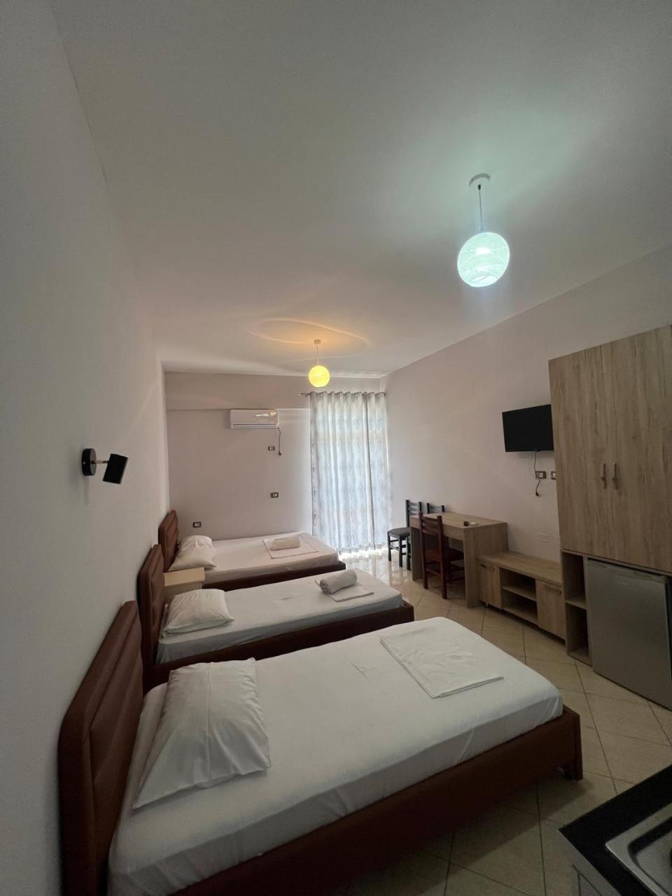 Hotel Vila Flowers Vlore Room photo